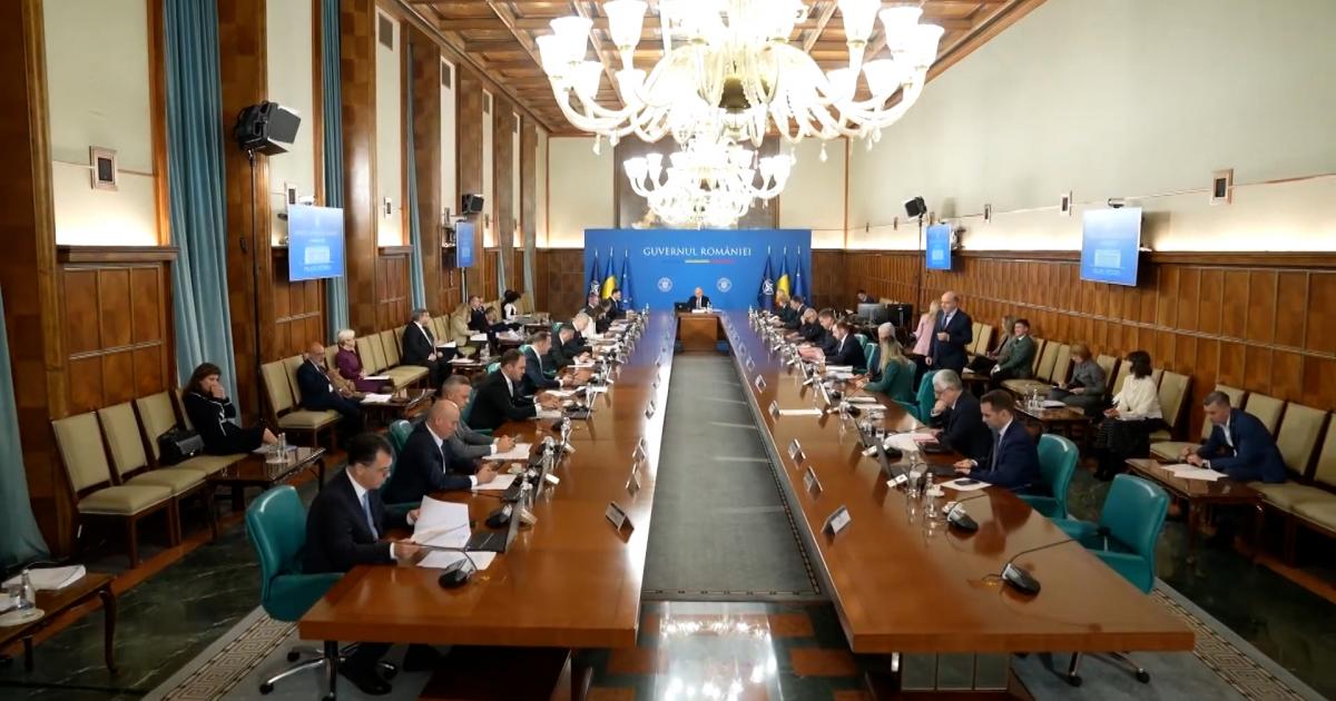 Bolojan anunţă concedieri şi tăieri de venituri la bugetari. Cine sunt angajaţii care vor fi trimişi acasă