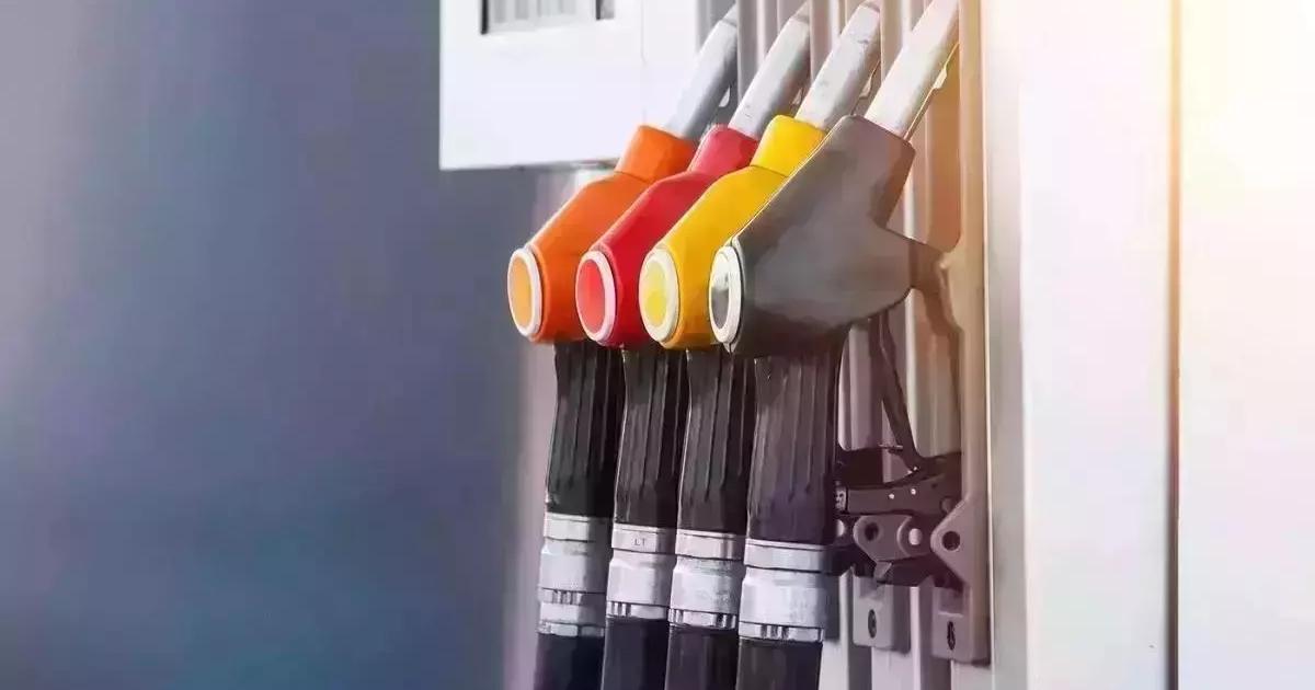 Care sunt preţurile la carburanţi luni, 1 decembrie. Preţul la benzină a crescut cu 4 bani pe litru