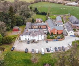 Satul cu 50 de case scoase la vânzare. Cât costă să te muţi într-un loc de poveste