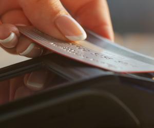 Cum foloseşti corect cardul de credit. Exemplu la cumpărarea unui televizor de 3.000 de lei