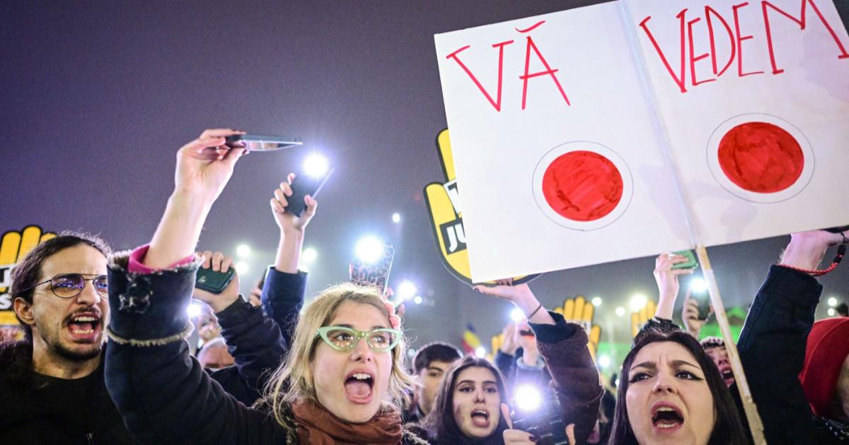 Photo for the article "Nicuşoare, nu mai sta, apără Justiţia". A treia seară de manifestaţii pentru independenţa Justiţiei