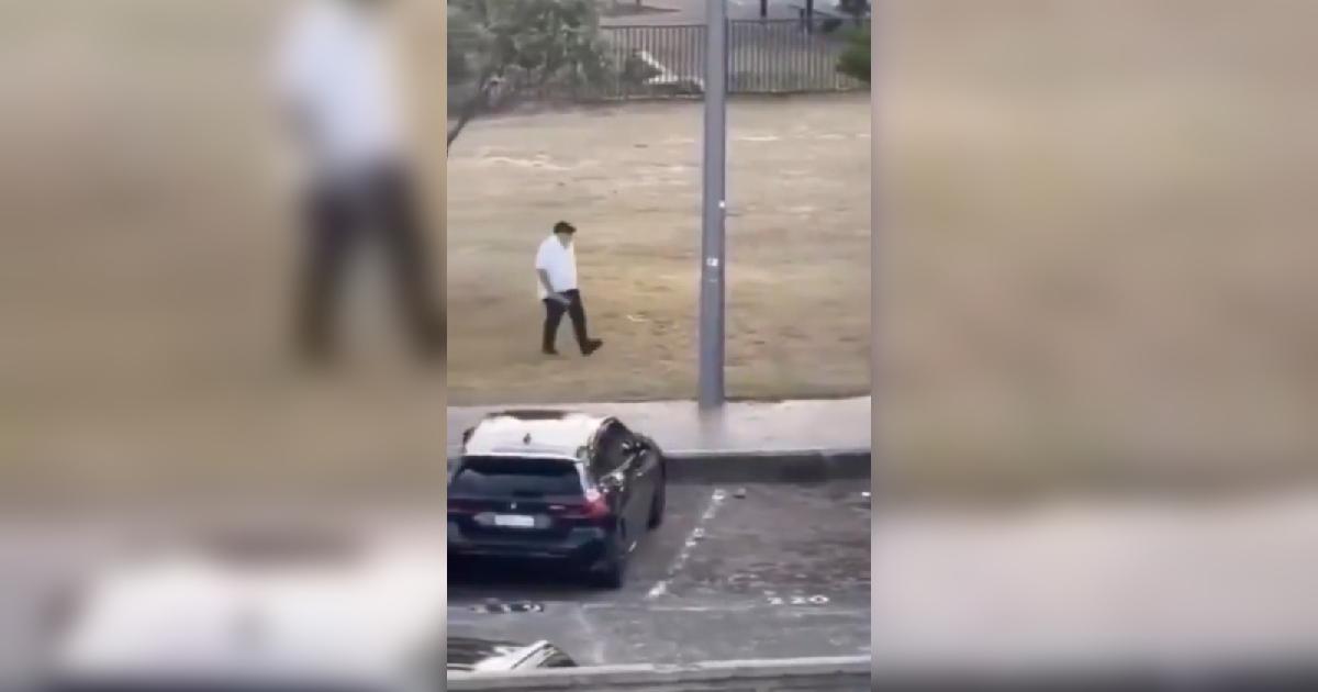 Photo for the article El e eroul care i-a smuls arma din mână unuia dintre teroriştii care au deschis focul pe o plajă din Australia