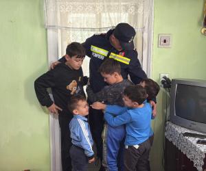 Pompier din Botoșani, înger de Crăciun pentru 7 copii. Le-a oferit casa moștenită de la bunici