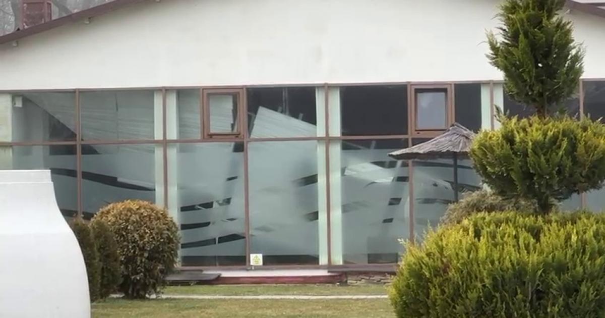 Poza pentru articolul Tavanul piscinei Hilton din Sibiu s-a prăbușit. 8 persoane, 5 adulți și 3 minori, scoase din apă