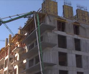 După ani de scumpiri, piața imobiliară frânează. Ce se întâmplă cu prețurile locuințelor anul viitor