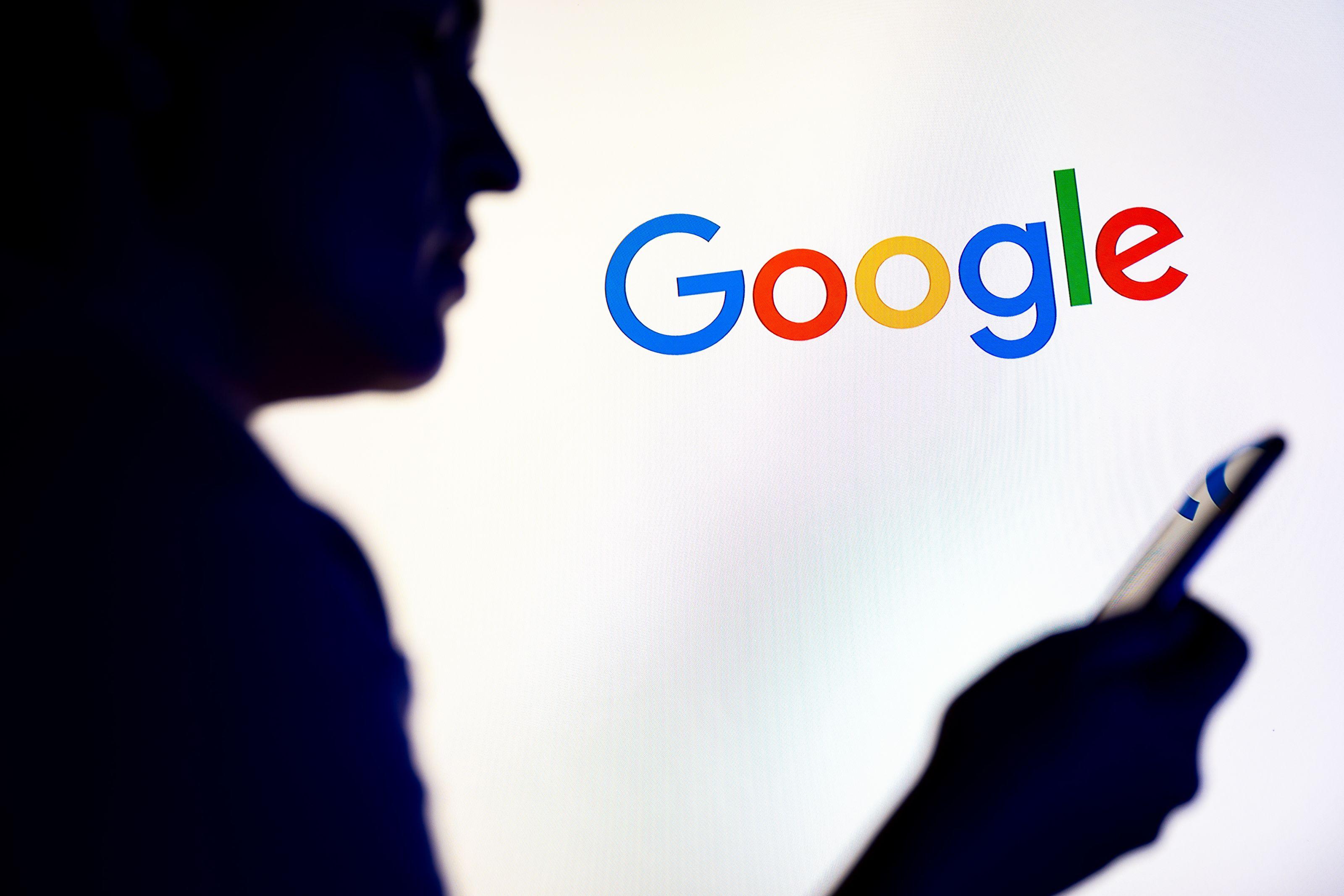 Ce au căutat cel mai des românii pe Google în 2025: de la alegeri și moartea lui Iliescu, la păpușa Labubu