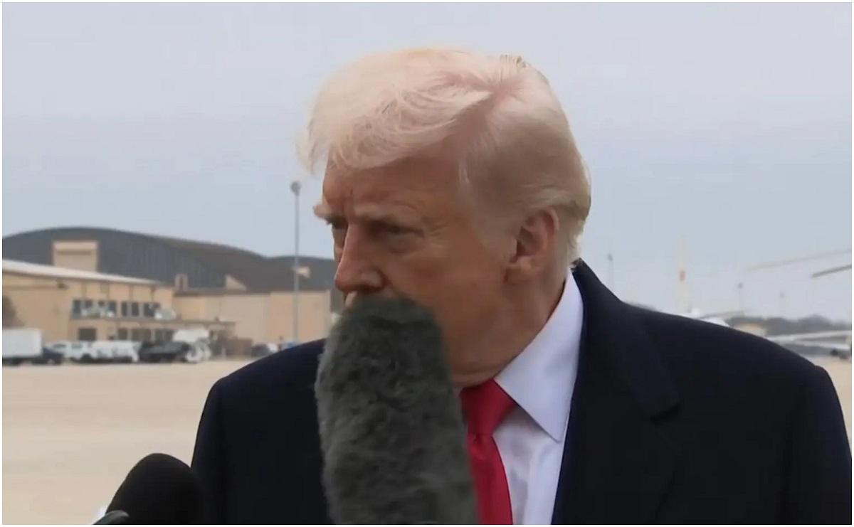 Donald Trump, lovit accidental peste față cu un microfon, în timpul unei conferințe. Momentul, viral: "Tocmai ai făcut din asta o mare știre"