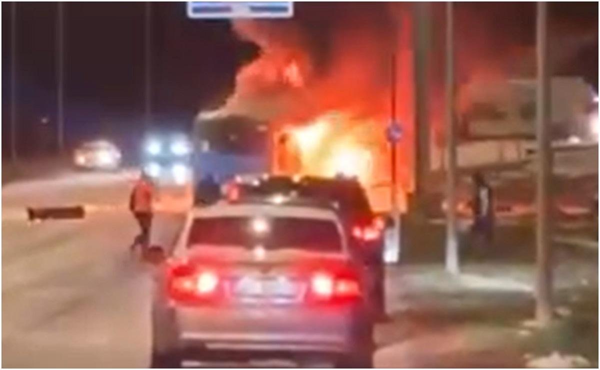 Un autobuz și o mașină au luat foc pe o șosea din Sibiu, după ce s-au ciocnit violent. Nu se știe dacă sunt victime