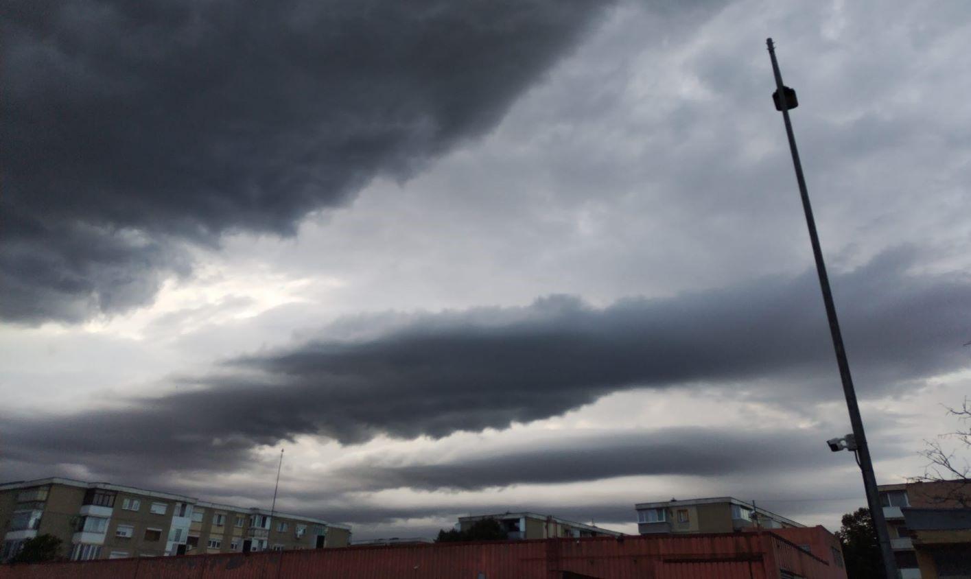 Ploi torenţiale şi vijelii în toată ţara, de luni dimineaţă. ANM a emis o informare meteo de vreme severă