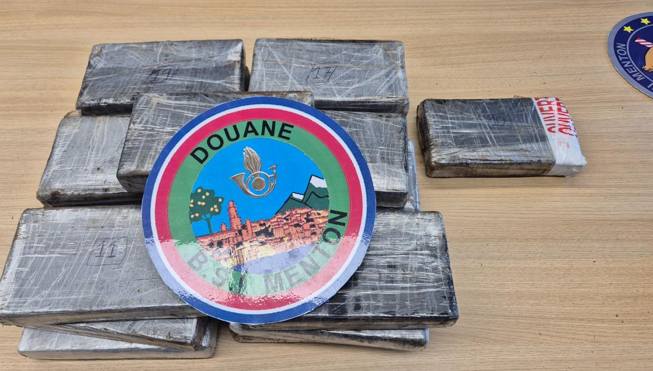 22 de kilograme de cocaină ascunse într-un camion românesc, confiscate de vameșii francezi. Motivul pentru care şoferul a acceptat transportul ilegal