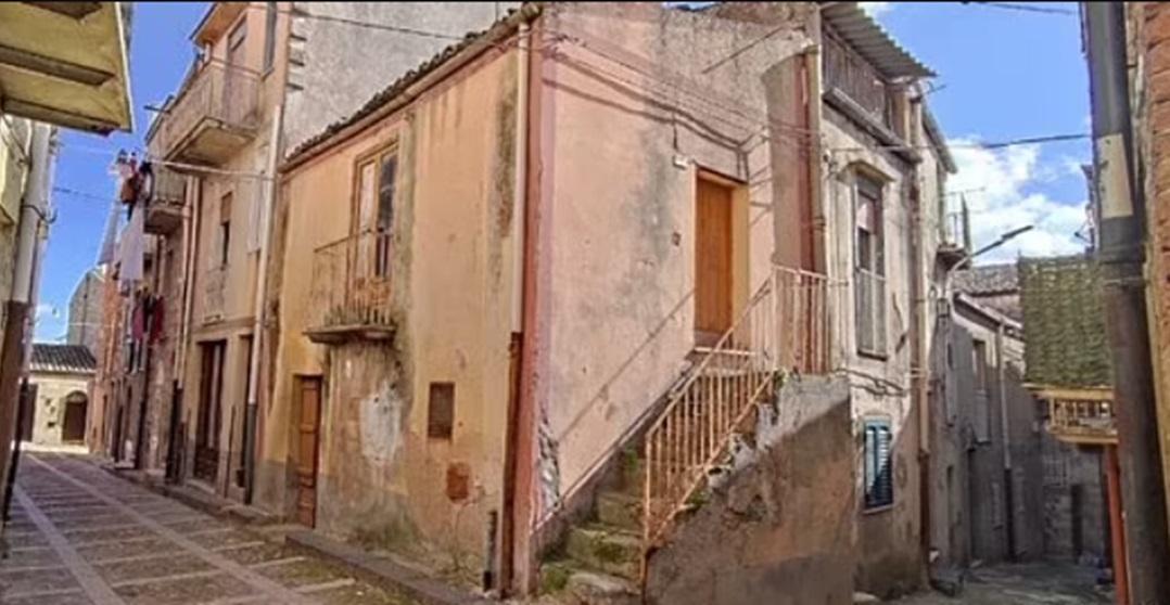 Cum arată în interior casele care se vând cu 1 euro în Italia. Galerie foto