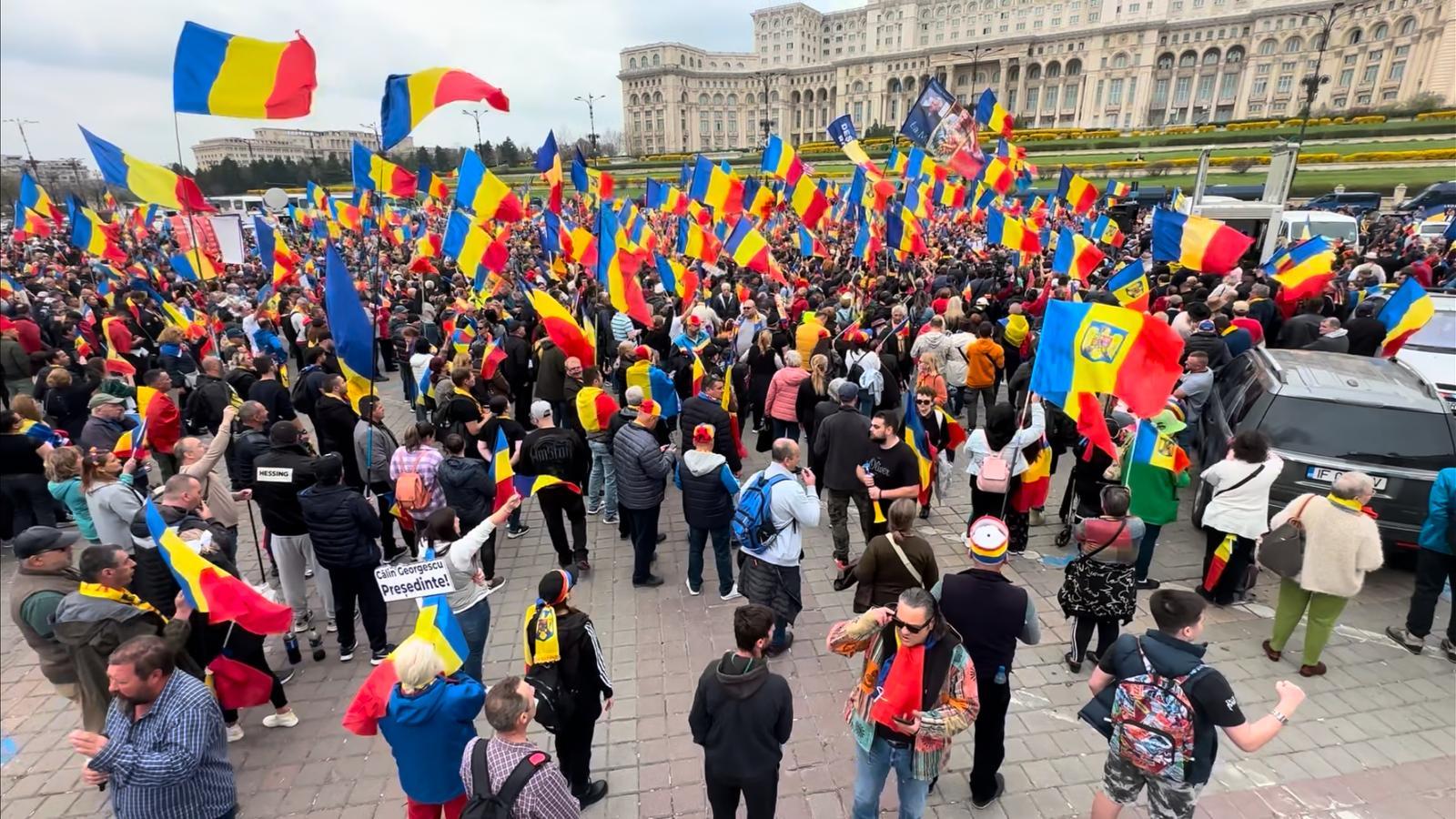 1.500 de oameni, în Piaţa Constituţiei, la un miting de susţinere pentru Călin Georgescu. Participanţii se vor muta la Piaţa Victoriei