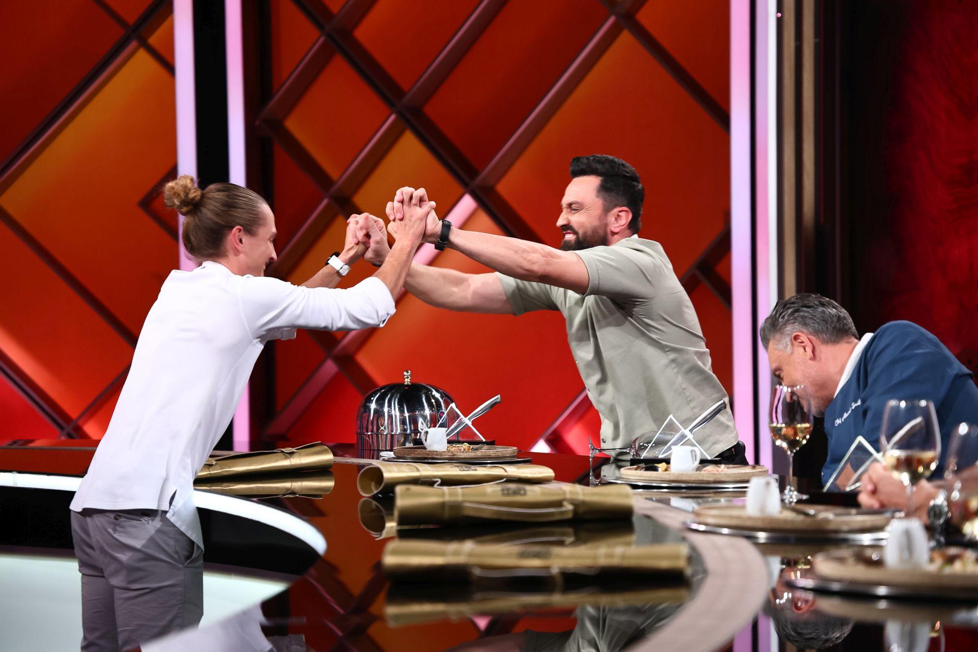 Toți cei patru jurați i-au oferit cuțitele de aur lui Claudiu Gherguț, în ediția de ieri Chefi la cuțite. Concurentul a ales echipa lui Chef Orlando Zaharia