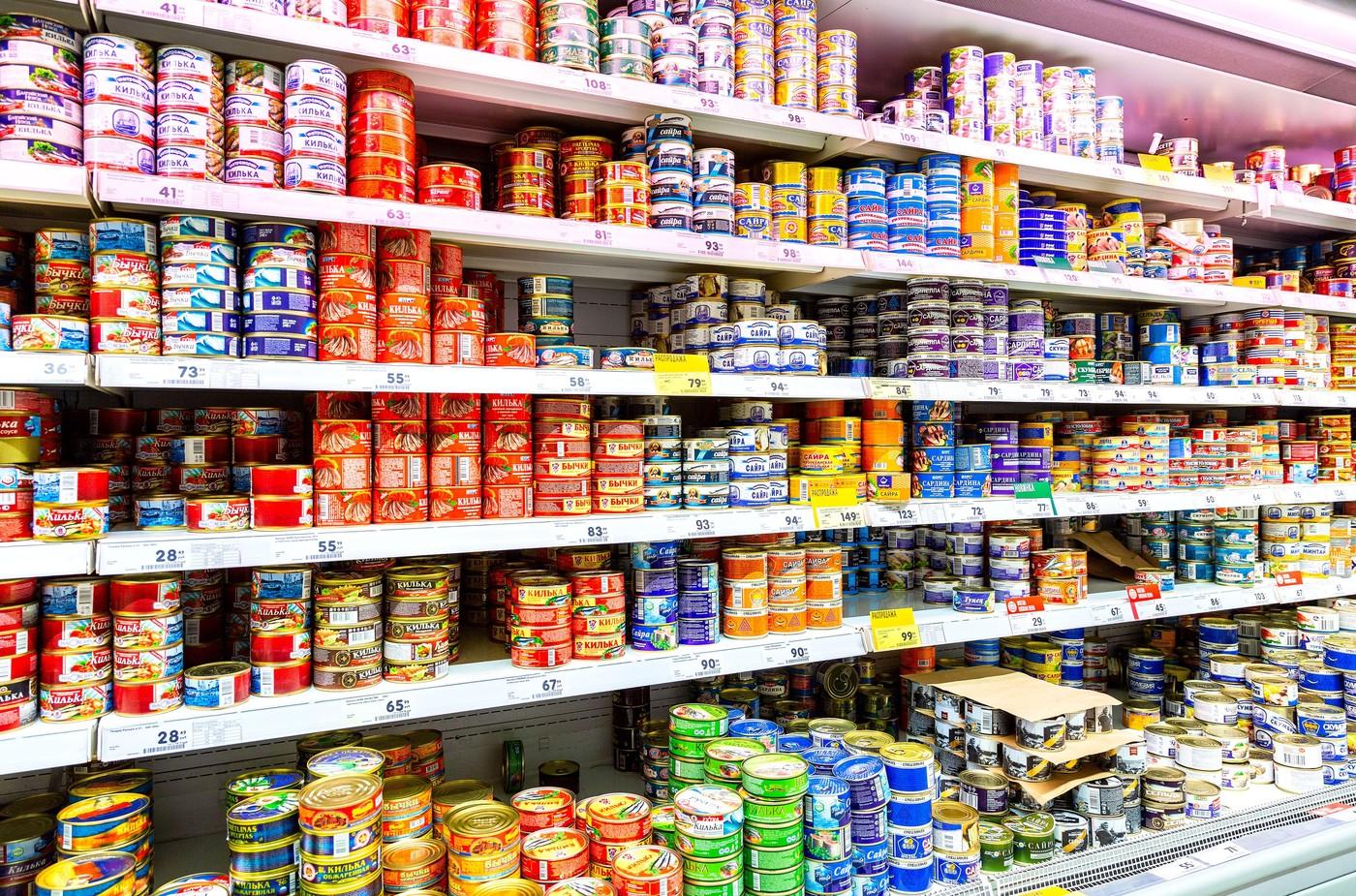 Un cunoscut hypermarket închide 25 de magazine şi dă afară peste 700 de oameni