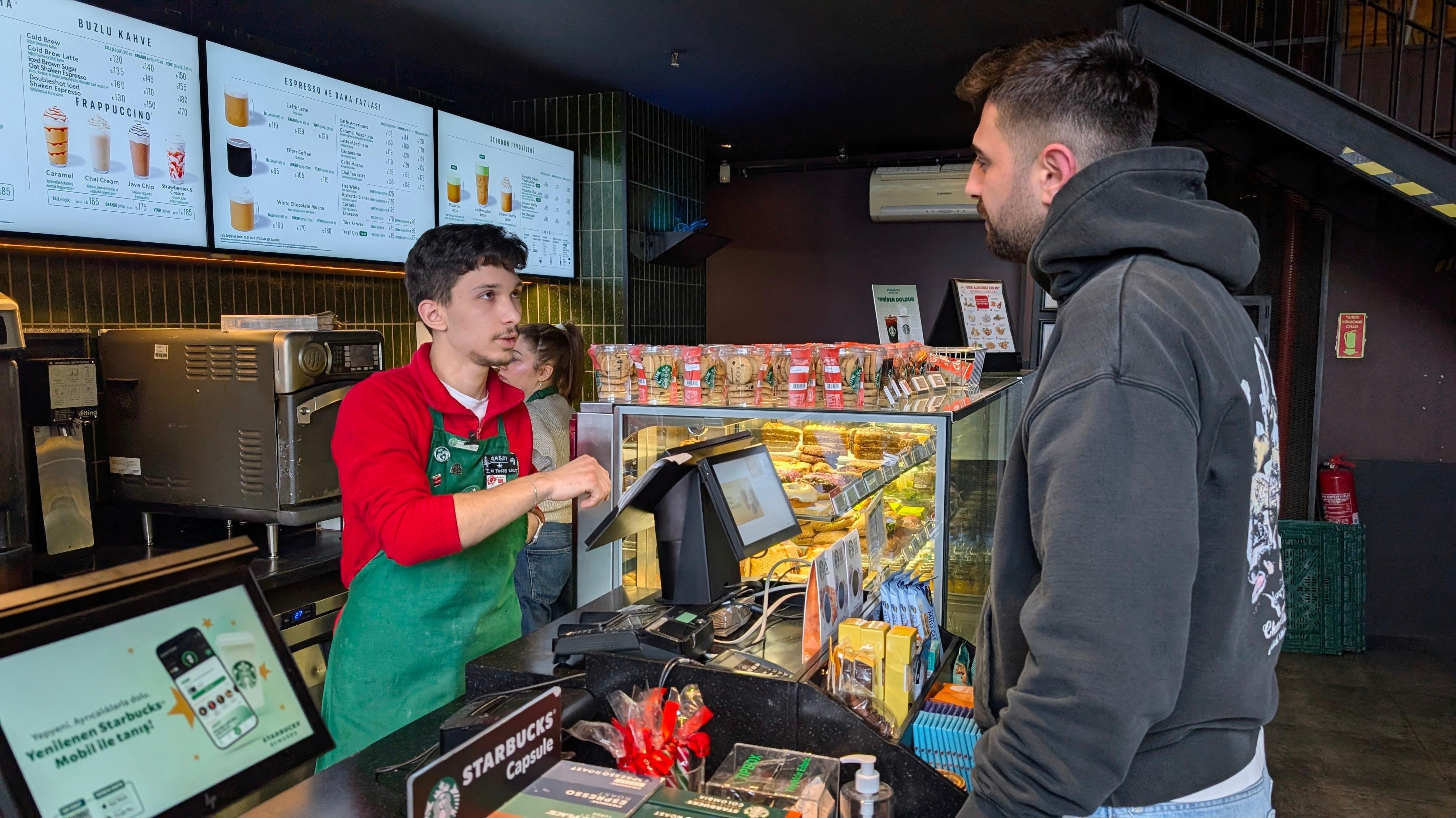 Angajații Starbucks din SUA intră în grevă din cauza noului cod vestimentar. Cum li se cere să se îmbrace