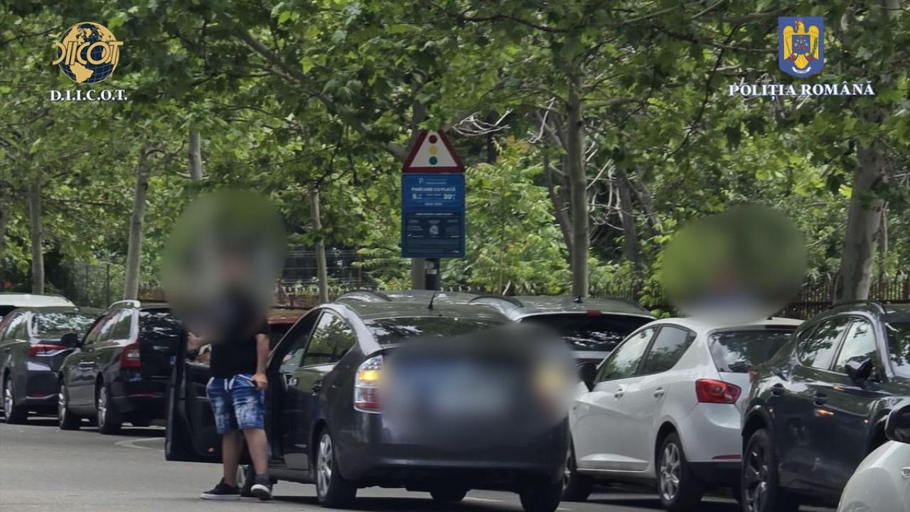 Trei tineri au adus la Bucureşti din Spania două colete cu 5,5 kg de canabis. Au fost prinşi cu drogurile în maşină