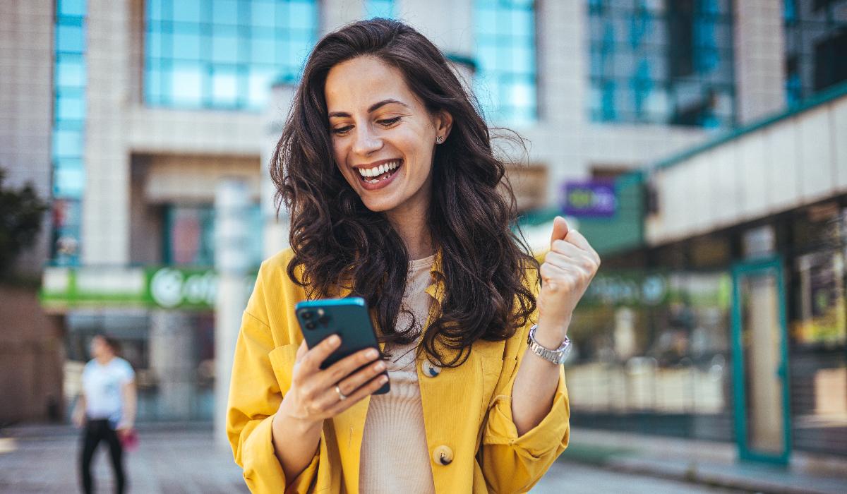 Țara europeană care amendează turiştii care merg cu nasul în telefon: "Ochii în față, pașii pe trecere"