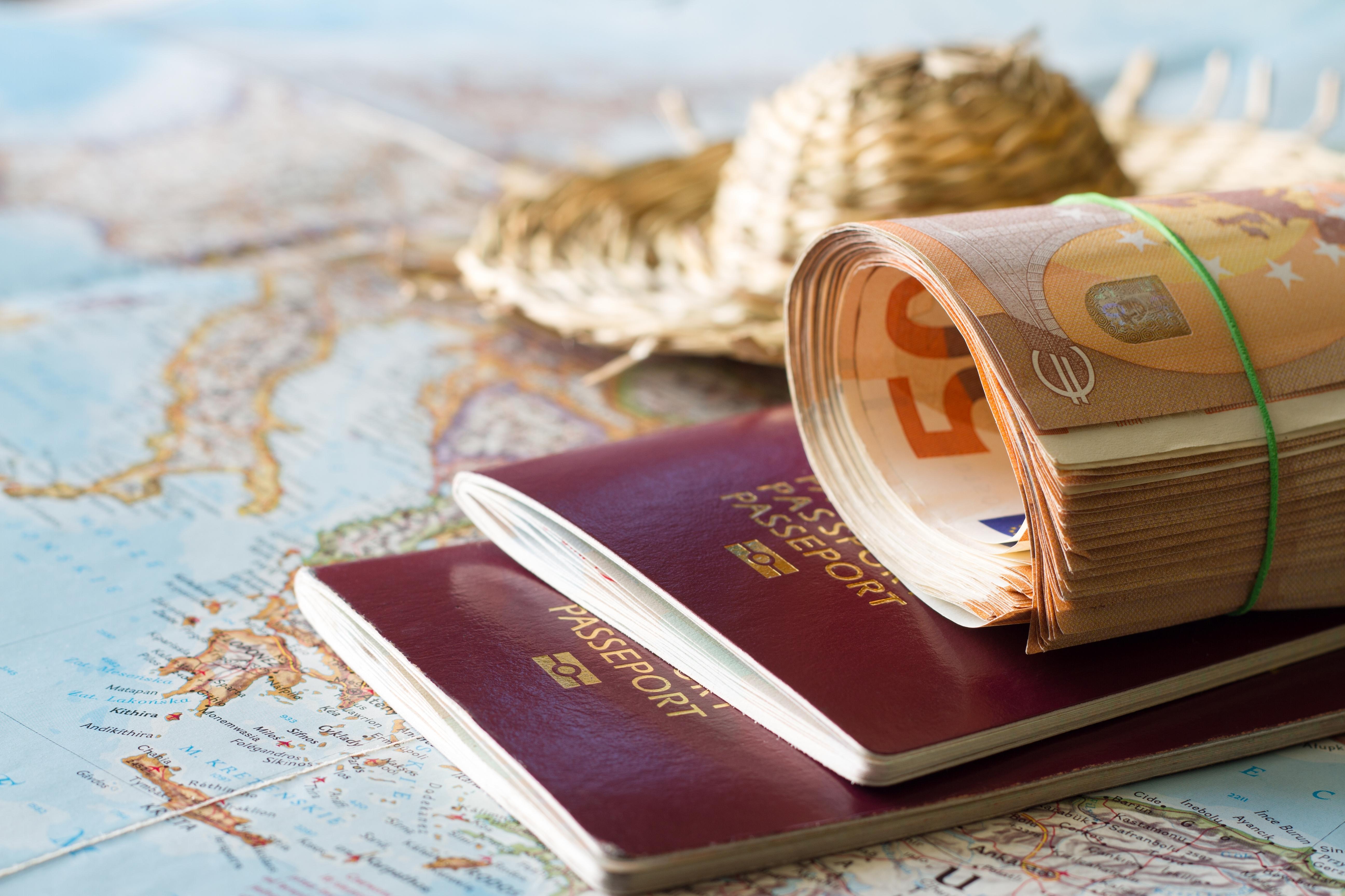 Cât vor să cheltuie românii pe vacanţe în 2025. Mulţi iau în calcul să împrumute bani de la rude sau bănci