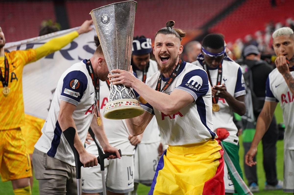 Cine a fost alături de Radu Drăguşin la finala Europa League, meci la care fotbalistul s-a înfăşurat în steagul României 