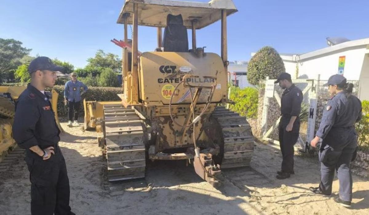 Sfârşit tragic pentru o femeie din Italia. A fost strivită de un buldozer în timp ce făcea plajă la malul mării