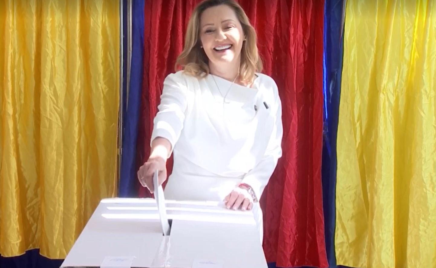 Elena Lasconi a votat "cu gândul şi credinţa că hoţii şi corupţii vor ajunge la puşcărie": "Am curaj să fac dreptate"