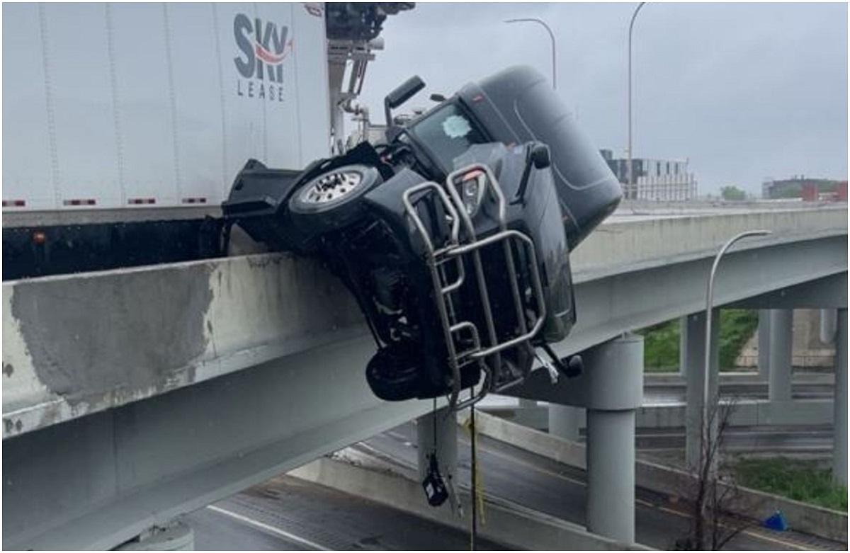 "Nu vreau să mor". Un șofer de camion a rămasc blocat în cabina care atârna de pe un pod din SUA. Apelul emoționant cu poliția