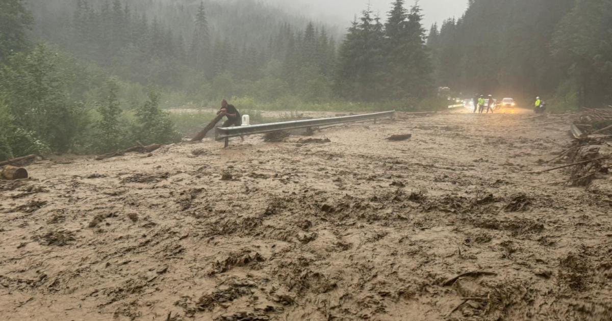 Alertă de inundații în România. Râuri din 12 județe, sub cod galben până miercuri dimineaţă