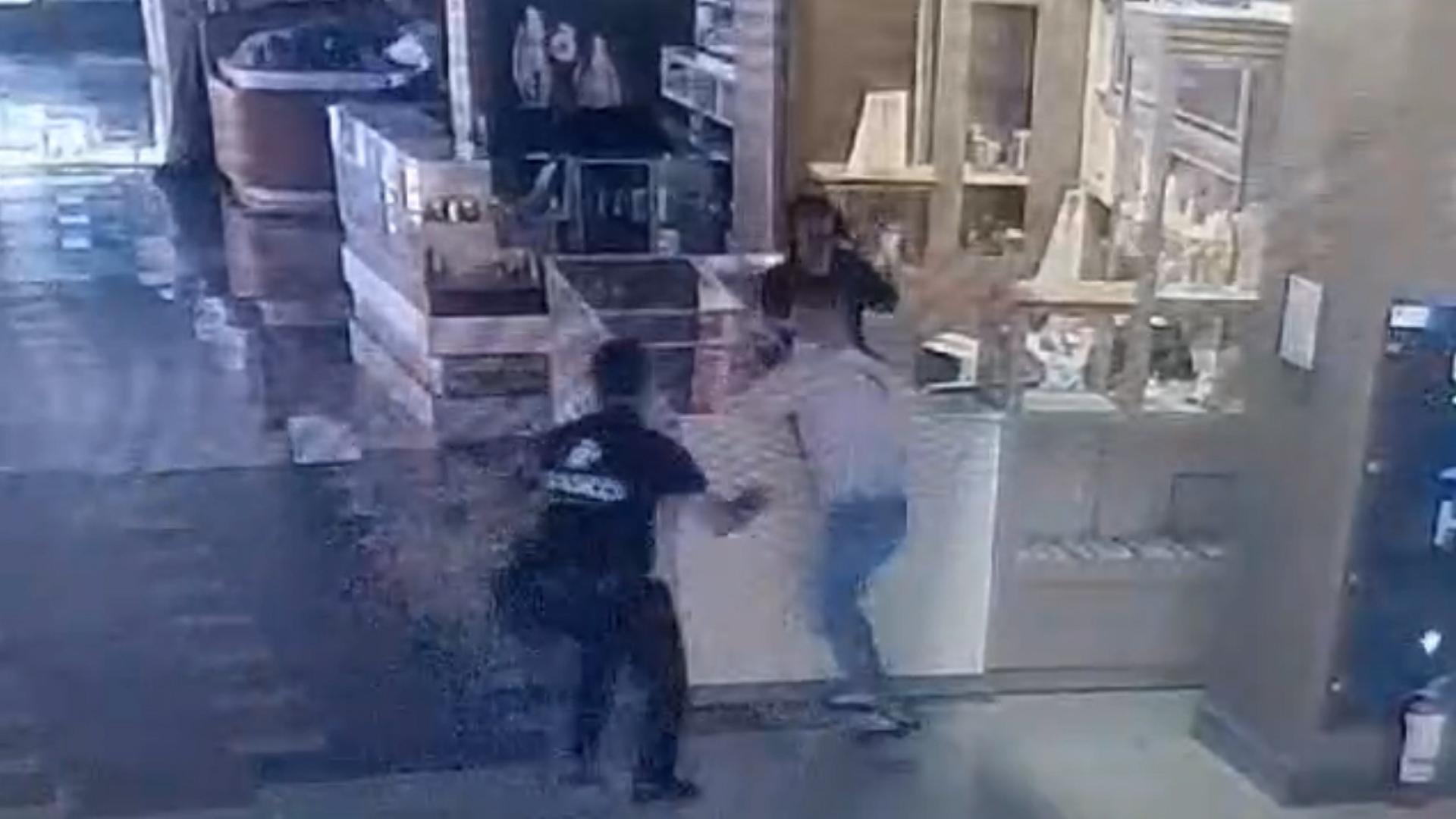 Vânzătoare, atacată cu bestialitate într-un mall din Timişoara. Nimeni nu a intervenit în timp ce era bătută