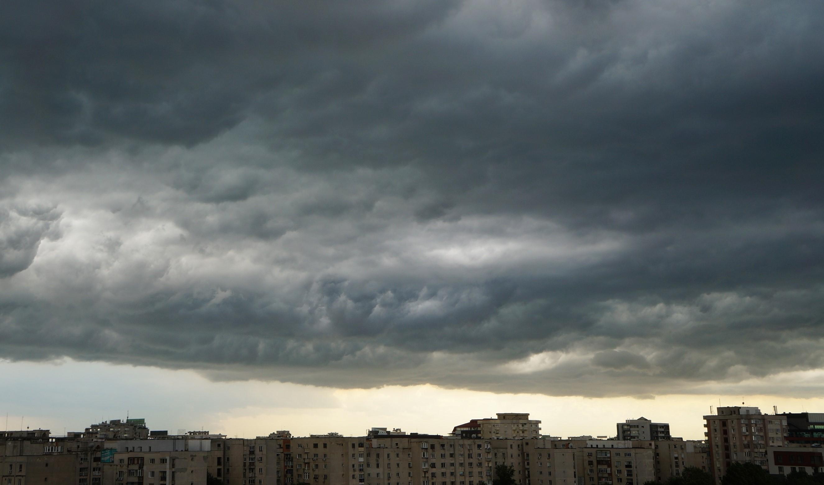 15 judeţe şi Capitala, sub avertizare de ploi torenţiale, grindină şi vijelii în următoarele ore