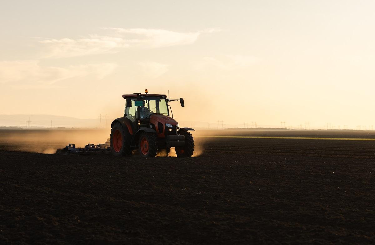 Un bărbat a murit strivit de tractor, într-o pădure din Vaslui