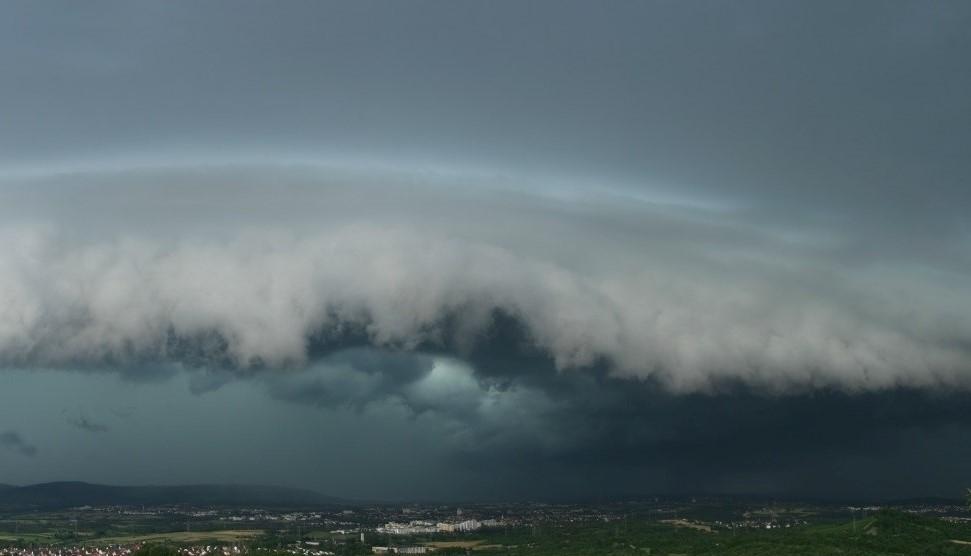 12 judeţe intră de la ora 12.00 sub avertizare cod galben de ploi torenţiale, grindină şi vijelii