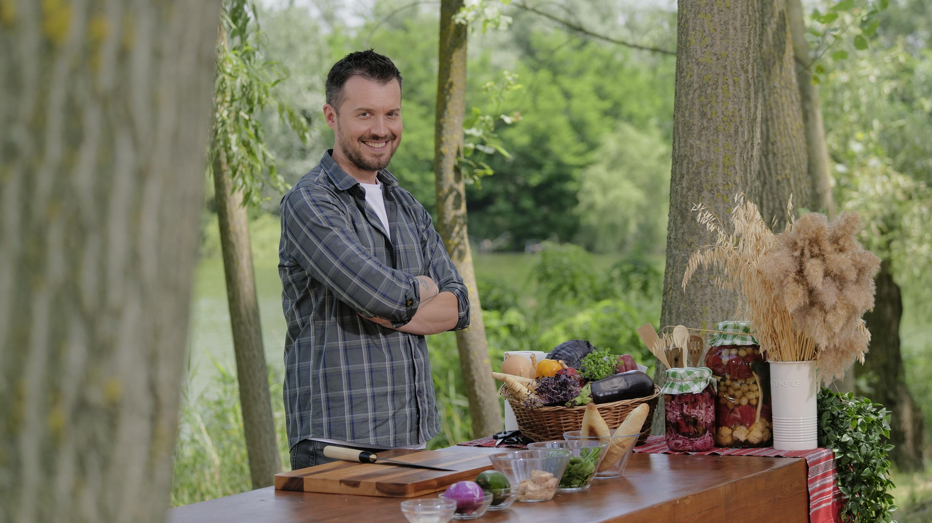Din 21 iulie, „Meniu de vedetă – Arome de vară”: Chef Horia Manea aduce gustul verii în natură la Antena Stars
