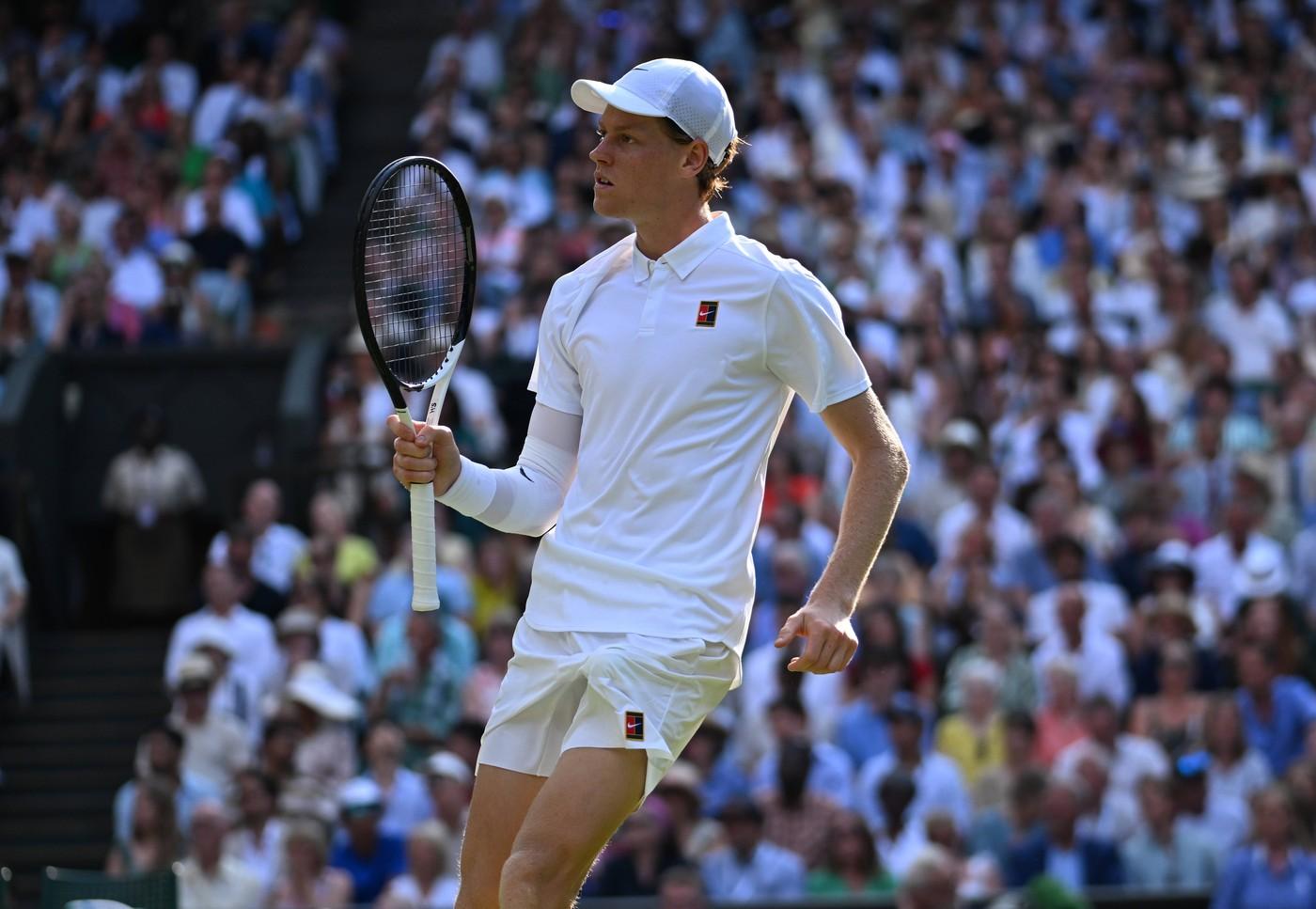 Jannik Sinner l-a învins pe Carlos Alcaraz şi a câştigat în premieră turneul de la Wimbledon