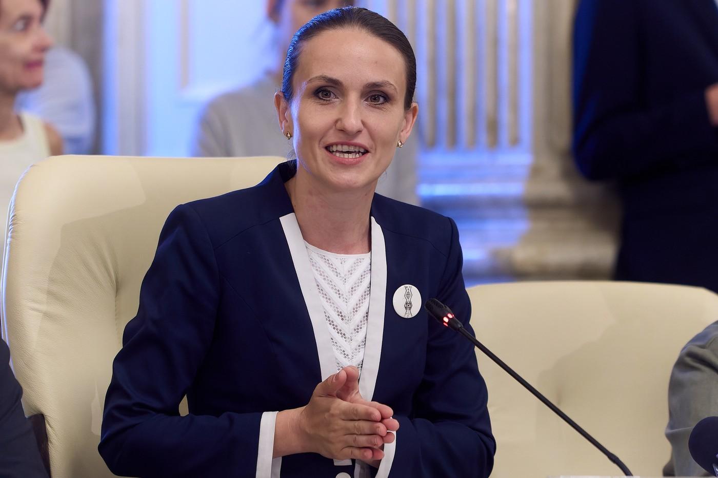 Ministrul de Externe Oana Ţoiu vine astăzi la Observator 19. Adresează-i o întrebare