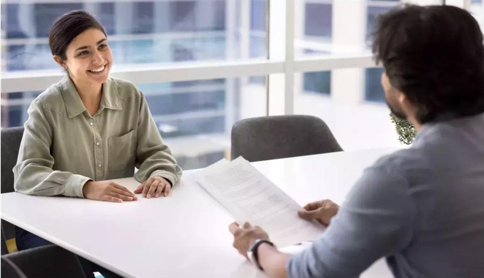 Numărul tinerilor care îşi caută job, în creştere cu 39% în ultimele 2 săptămâni. Cele mai căutate domenii