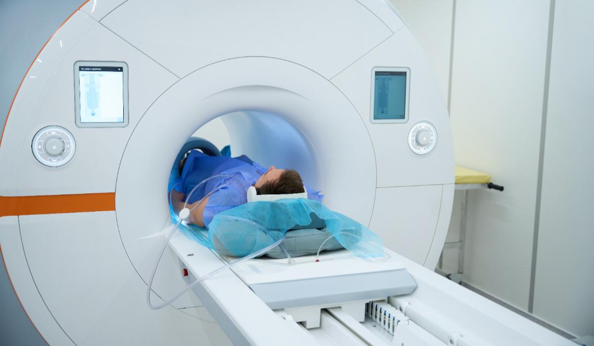 Un bărbat care purta un lanţ metalic a murit după ce a fost "aspirat" într-un aparat RMN, în New York