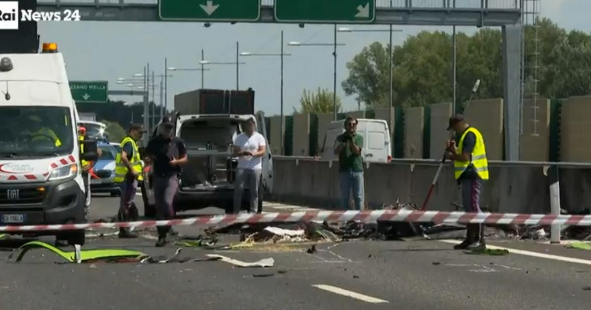 Tragedie în Italia. Doi oameni au murit după ce avionul lor de mici dimensiuni a căzut pe autostradă