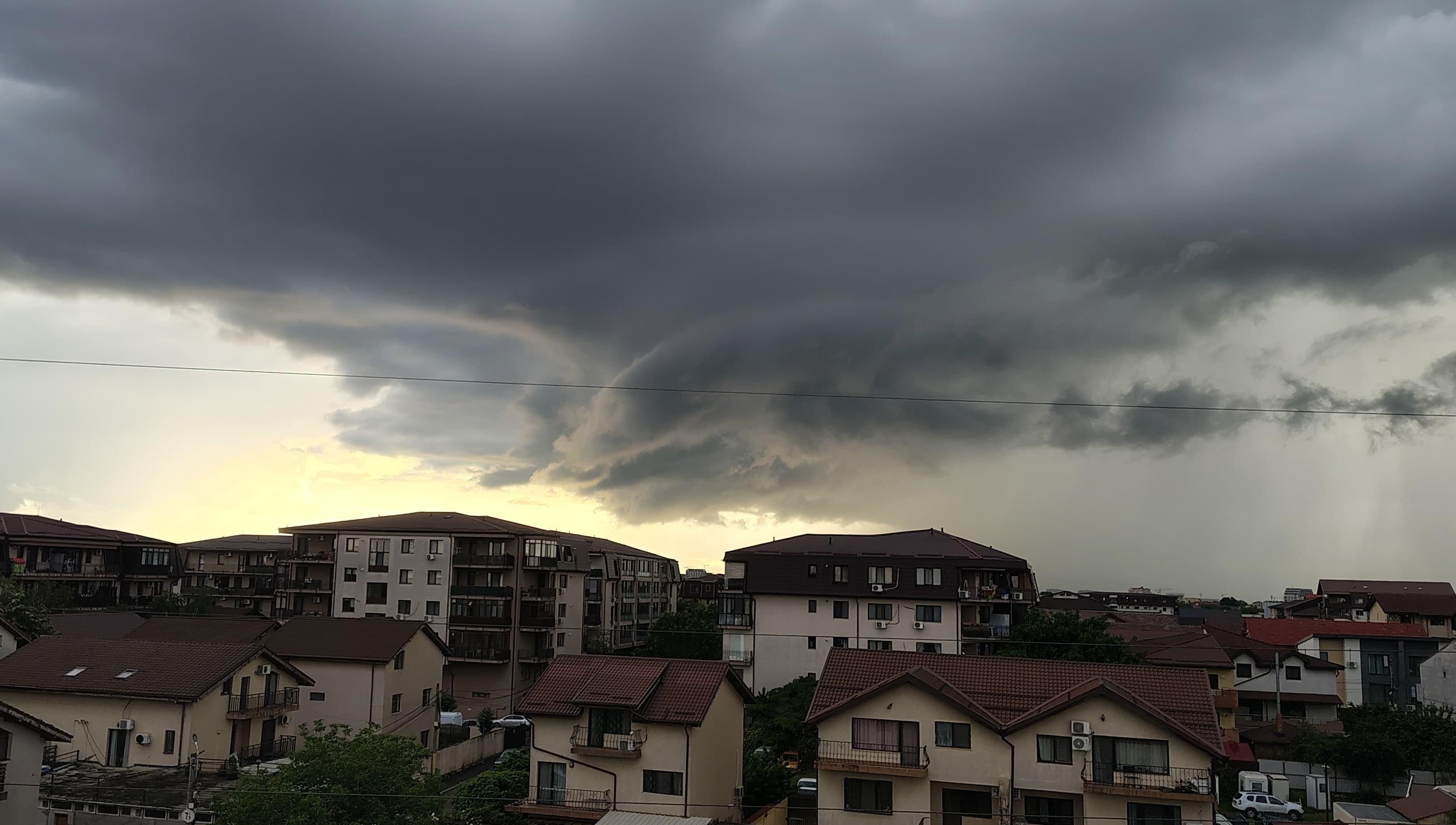 România, între furtuni și caniculă: vijelii în 7 județe de la ora 12, temperaturi de foc în aproape toată țara