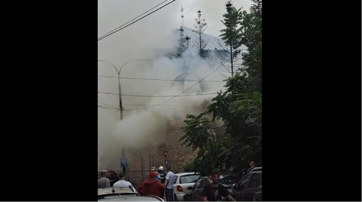 Incendiu violent la o biserică din Piteşti, o persoană rănită
