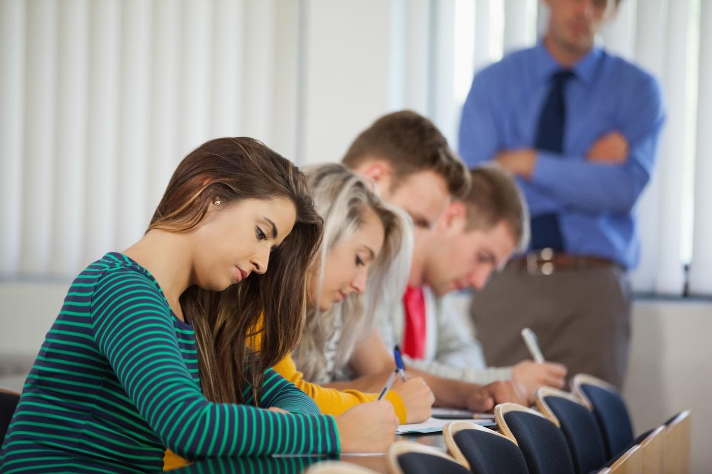 Examenele de corigenţă în 2025. Când se dau, înscriere şi nota necesară pentru a promova