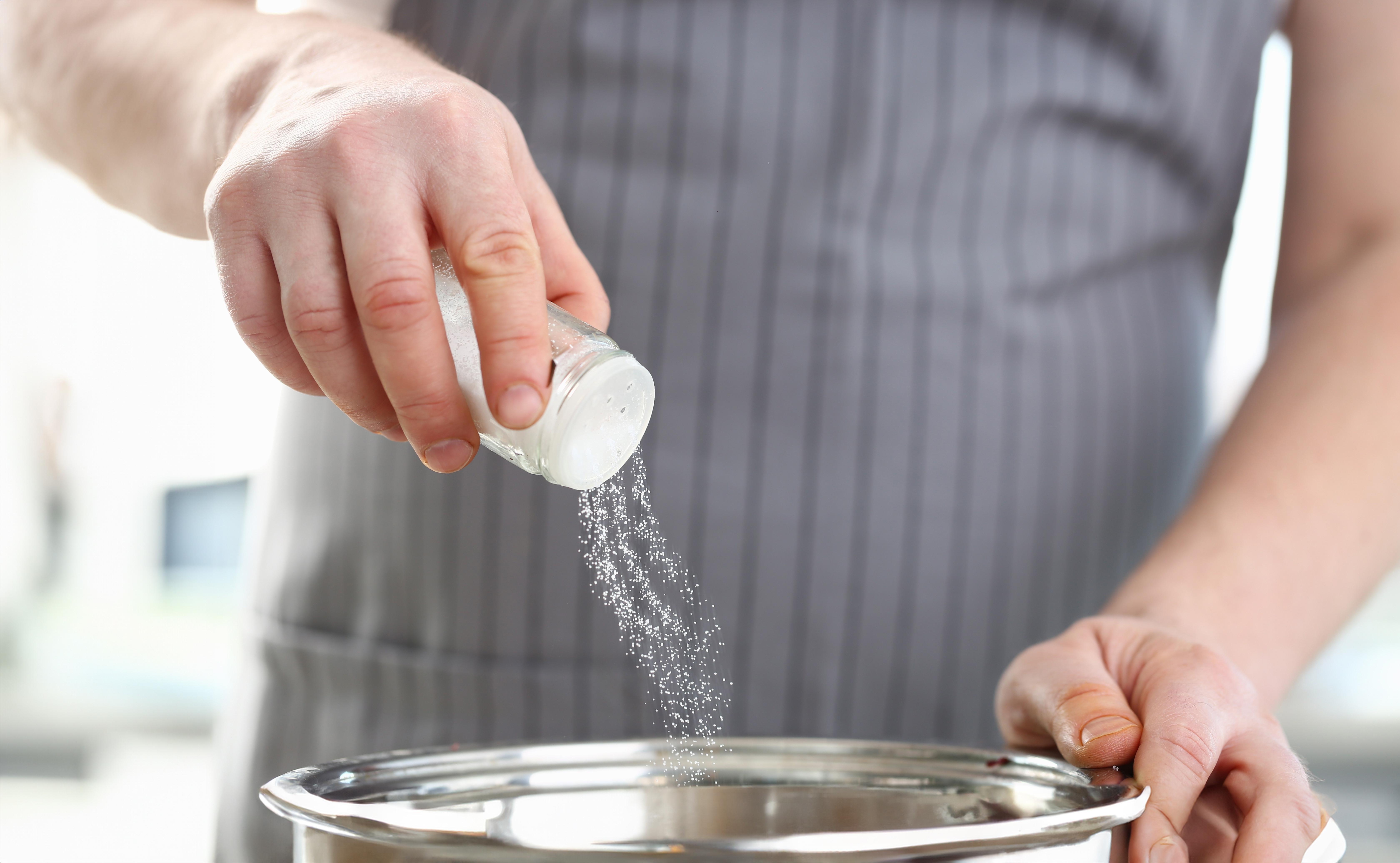 Ce a păţit un bărbat după ce l-a întrebat pe ChatGPT cum să elimine sarea din dieta sa. I-a uimit pe medici