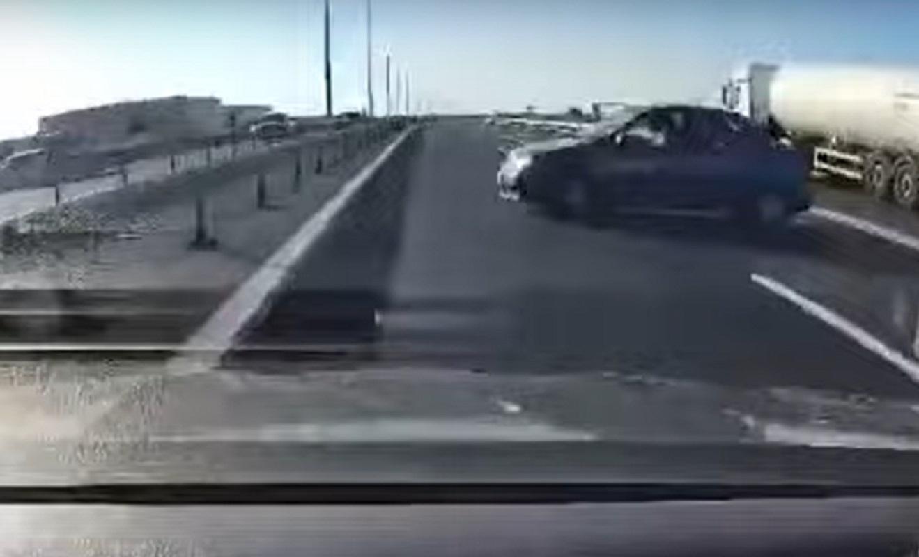 Momentul în care un şofer de 64 ani provoacă un accident pe autostrada A1. A rămas fără permis pentru 5 luni
