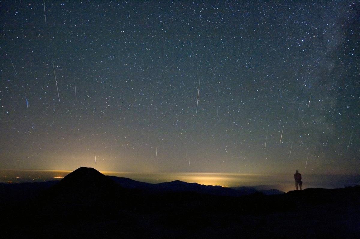 Perseide 2025. Când poţi vedea 100 de meteori strălucind pe cer