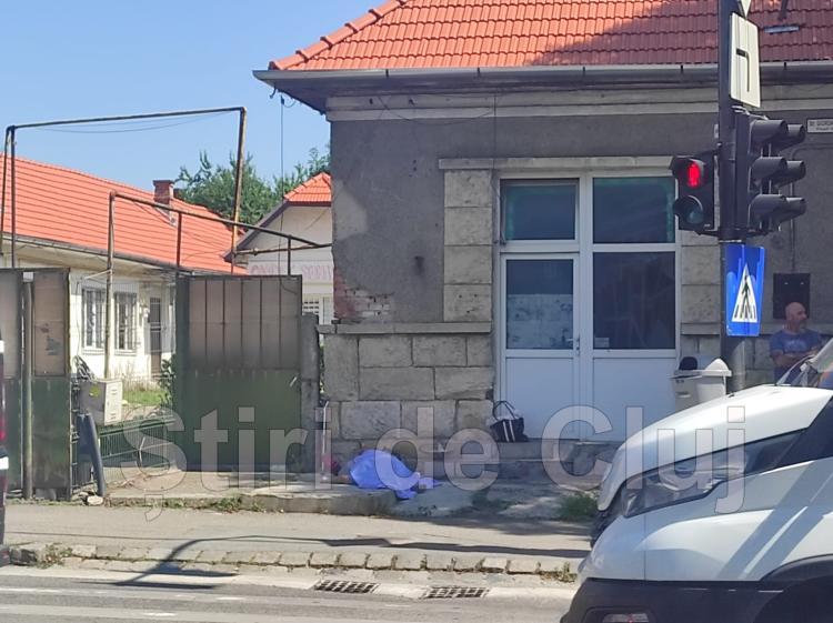 Cadavrul unei femei a zăcut abandonat trei ore, pe o stradă din Cluj. I se făcuse rău la semafor