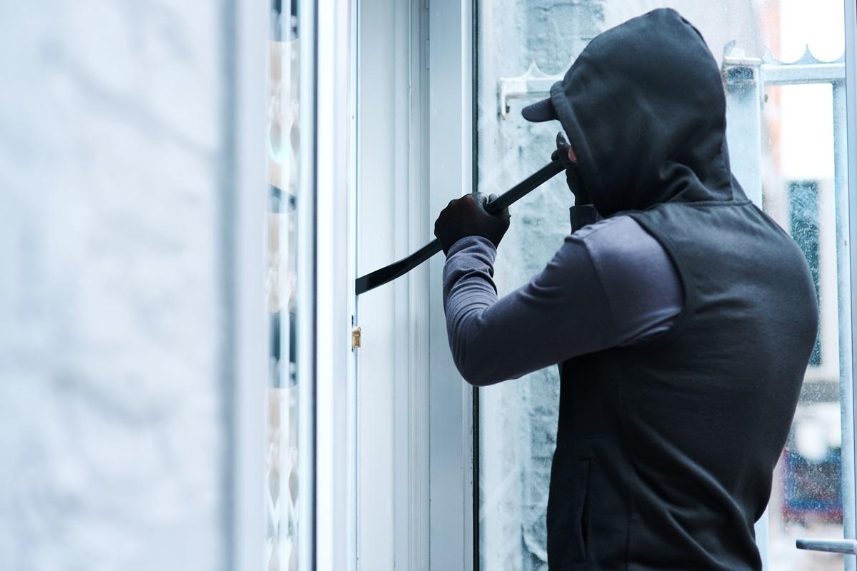 A dat două spargeri de locuințe într-o noapte, cu proprietarii în casă. Ce a furat tânărul de 26 de ani