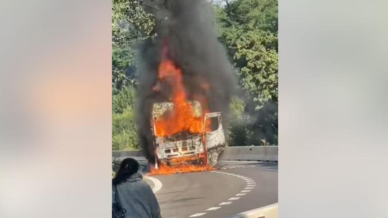 Un TIR plin cu alimente s-a făcut scrum pe DN7, în Vâlcea. Momentul în care e înghiţit de flăcări