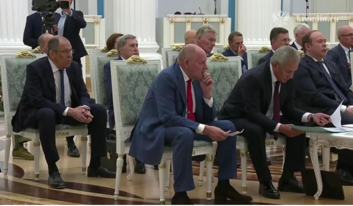 Putin şi-a reunit toți şefii pentru a discuta despre negocierile de pace cu Trump, din Alaska