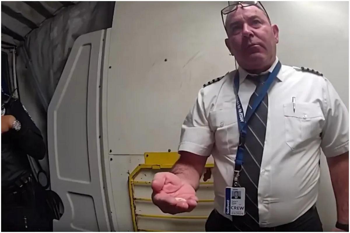 Momentul în care un pilot e scos de polițiști din avion, chiar înainte să decoleze: "Doar câteva beri"