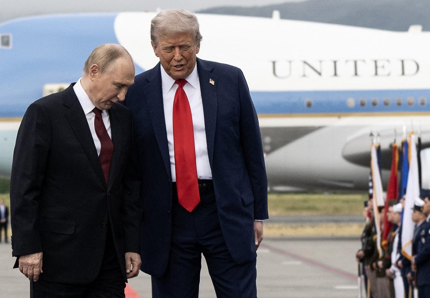 Documente guvernamentale uitate într-un hotel din Alaska dezvăluie noi detalii despre summitul Trump-Putin