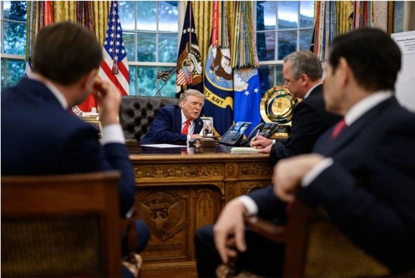 Momentul în care Trump îl pune pe "speaker" pe Putin, în Biroul Oval, înaintea întâlnirii cu liderii europeni